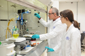 Chemist Kris Pupek and student researcher Thoe Michaelos prepare validation experiments for the synthesis of battery materials at Argonne National Laboratory in Lemont, Illinois. Battery research at Argonne, and other national laboratories like it, are helping plug-in electric vehicles become more efficient and affordable. | Photo courtesy of Argonne National Laboratory Chemist Kris Pupek and student researcher Thoe Michaelos prepare validation experiments for the synthesis of battery materials at Argonne National Laboratory in Lemont, Illinois. Battery research at Argonne, and other national laboratories like it, are helping plug-in electric vehicles become more efficient and affordable. | Photo courtesy of Argonne National Laboratory