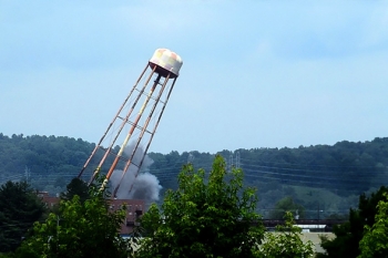 Oak Ridgeâs K-1206 F Fire Water Tower falls into an empty field during a recent demolition project. Oak Ridgeâs K-1206 F Fire Water Tower falls into an empty field during a recent demolition project.
