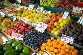 Eating locally grown produce is healthy and reduces greenhouse gas emissions. | Photo courtesy of ©iStockphoto.com/CDH_Design Eating locally grown produce is healthy and reduces greenhouse gas emissions. | Photo courtesy of ©iStockphoto.com/CDH_Design