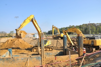 Recovery Act workers have reduced contaminant levels by 96 percent in soil 30 feet below ground in what has been coined the Portsmouth Gaseous Diffusion Plant's "Big Dig."
In the $34 million Recovery Act project, workers are excavating a 70,000-square-foot area of soil with a high concentration of trichloroethene (TCE) under a now-defunct holding pond. The chemical compound was used as an industrial solvent at the plant, which enriched uranium for defense and commercial nuclear purposes until production ended in 2001. Recovery Act workers have reduced contaminant levels by 96 percent in soil 30 feet below ground in what has been coined the Portsmouth Gaseous Diffusion Plant's "Big Dig."
In the $34 million Recovery Act project, workers are excavating a 70,000-square-foot area of soil with a high concentration of trichloroethene (TCE) under a now-defunct holding pond. The chemical compound was used as an industrial solvent at the plant, which enriched uranium for defense and commercial nuclear purposes until production ended in 2001.