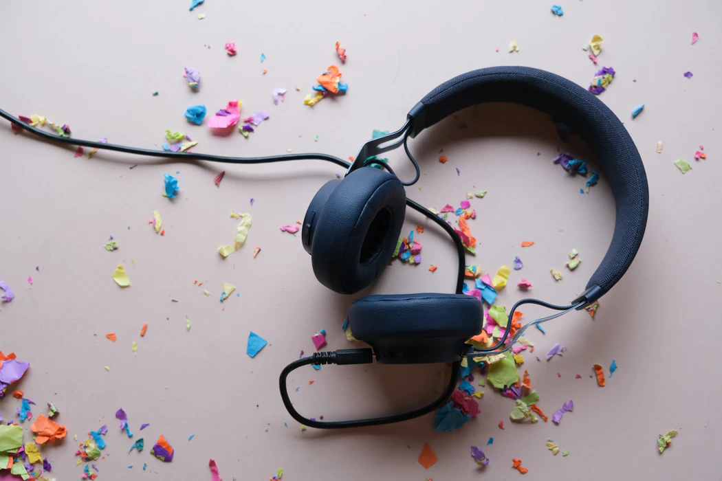 picture of a set of overear headphones