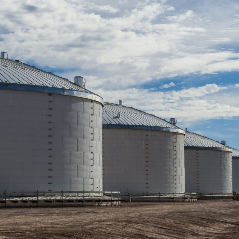 Photo of molten-salt thermal energy storage tanks at Solana CSP plant in Arizona