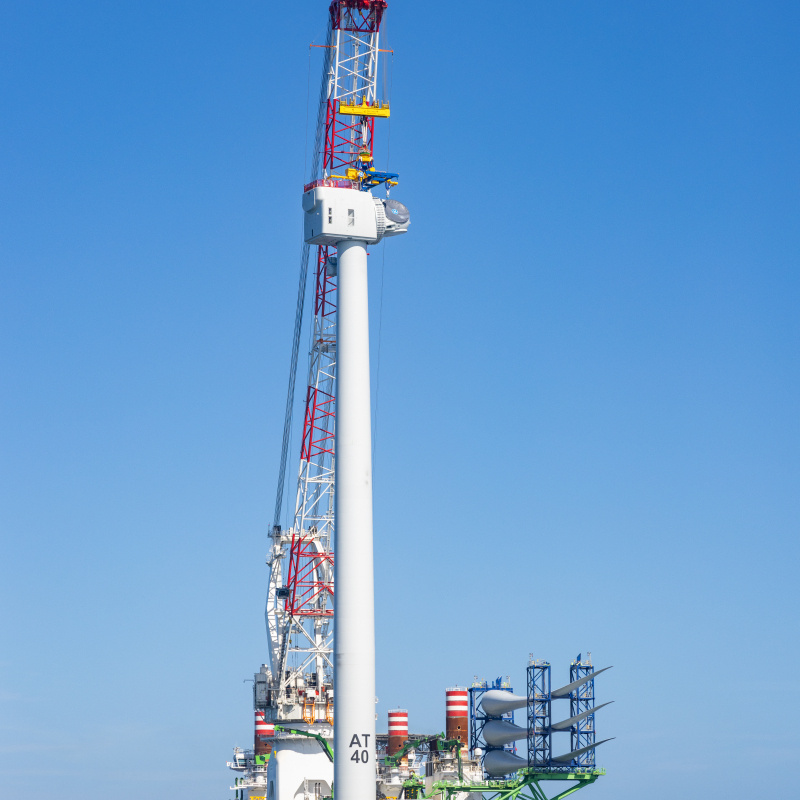 Offshore wind turbine in deep water