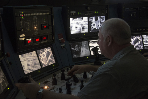H Canyon Crane Operator Glenn Bowman lowers a High Flux Isotope Reactor core into the dissolver.