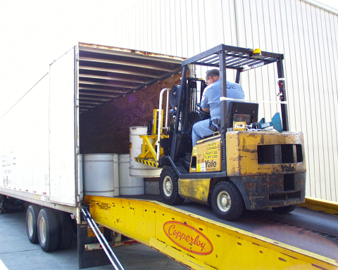 An Oak Ridge worker loads the last of all containers of stored wastes from the East Tennessee Technology Park for shipment to off-site disposal facilities, eliminating all wastes managed under the Resource Conservation and Recovery Act from the site.