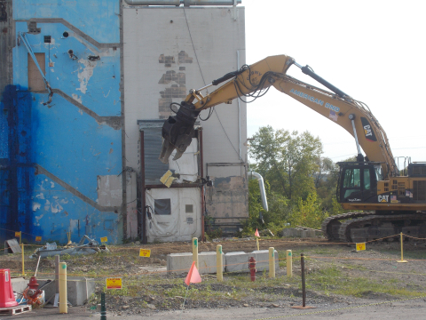West Valley Removes Acid Recovery Cell Airlock