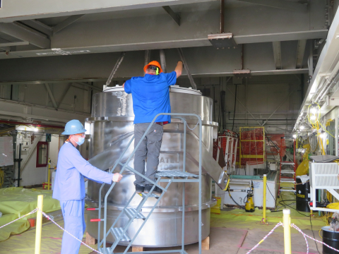 Employees at Oak Ridge place a waste disposal liner into an 88,000-pound transportation cask to safely ship irradiated materials from a reactor pool offsite for disposal.