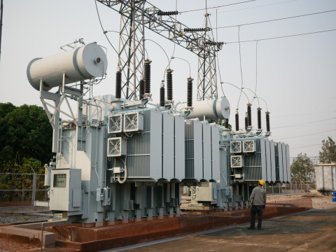 A high voltage power transformer