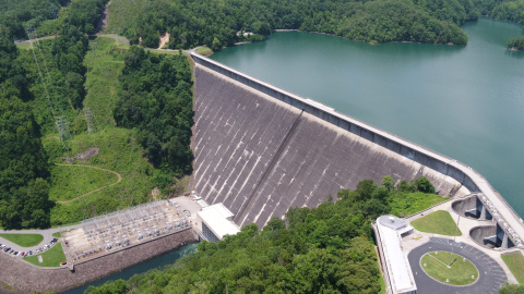 A dam forming a reservoir in a river as viewed from above.