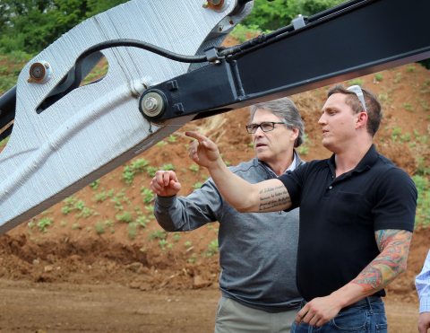 Matt Sallas shows Energy Secretary Rick Perry some of Oak Ridge National Laboratory's work. Matt Sallas shows Energy Secretary Rick Perry some of Oak Ridge National Laboratory's work.