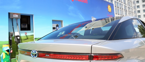 Fuel cell electric vehicle at a hydrogen fueling station