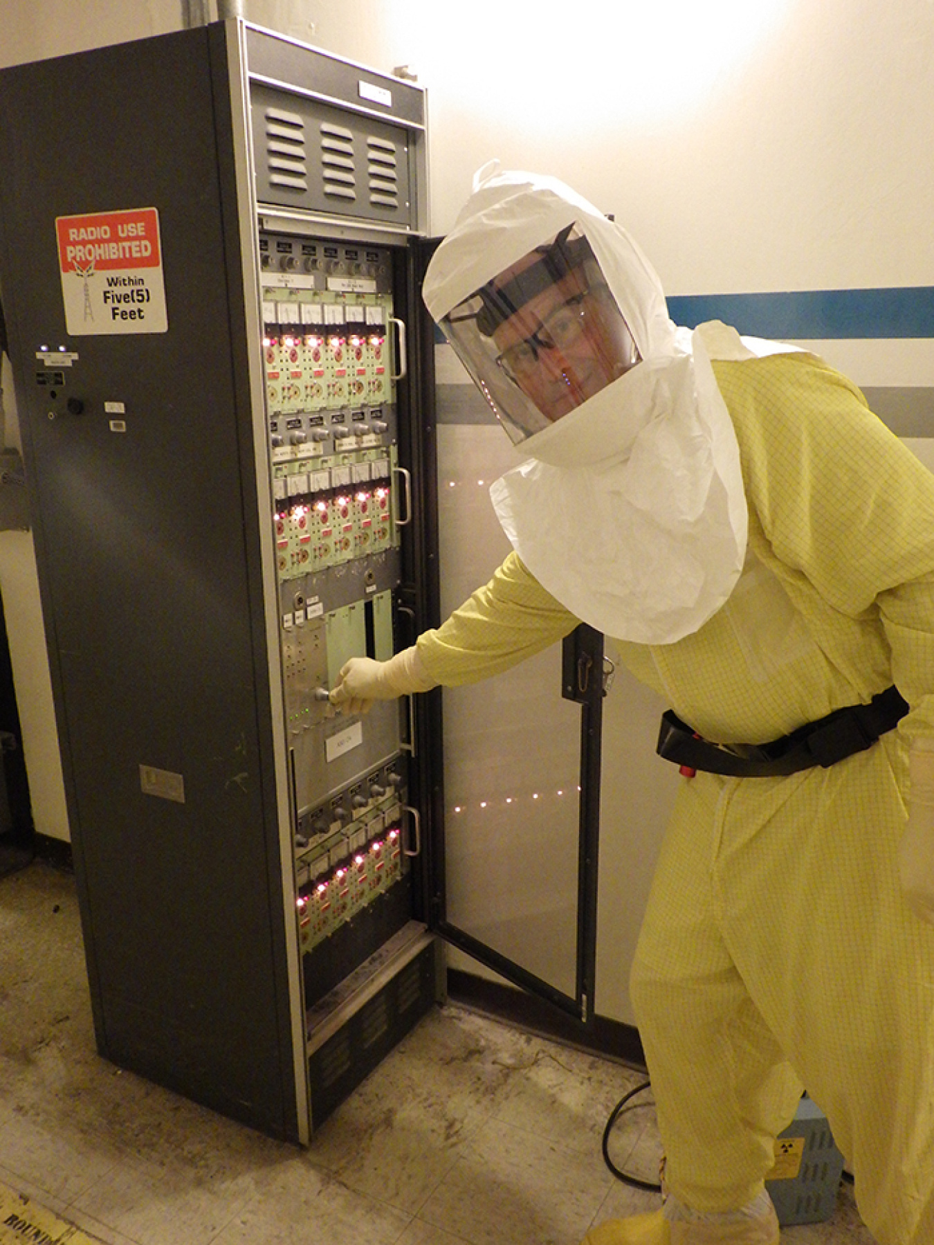 Duane Mullen, Plutonium Finishing Plant engineer, turns the key to permanently shut off the facility’s criticality alarm system.