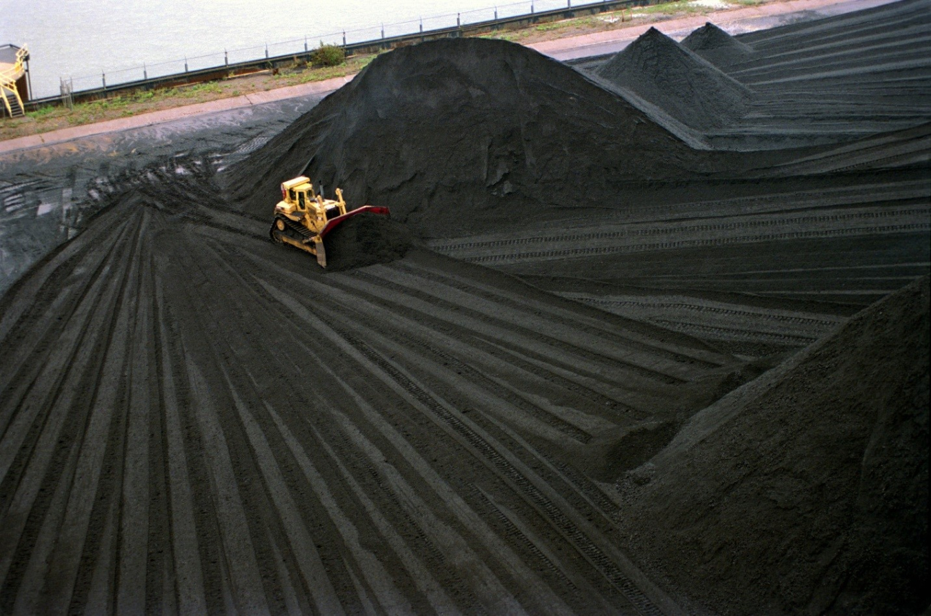 Image of bulldozer moving coal