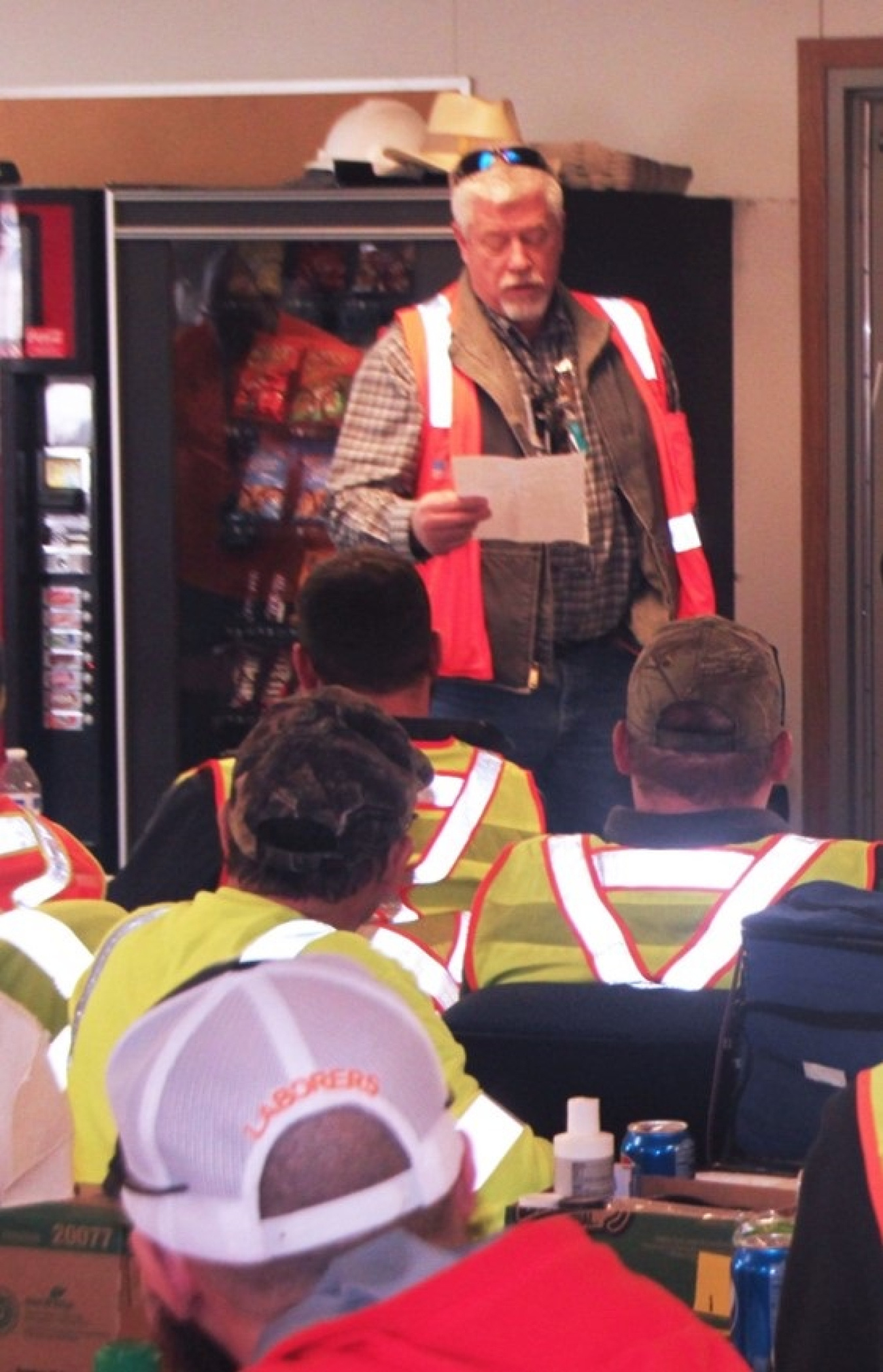Former 618-10 Project Director Mike Jennings addresses the team that cleaned up highly radioactive waste from Hanford laboratories and fuel development facilities in the 1950s and 1960s.