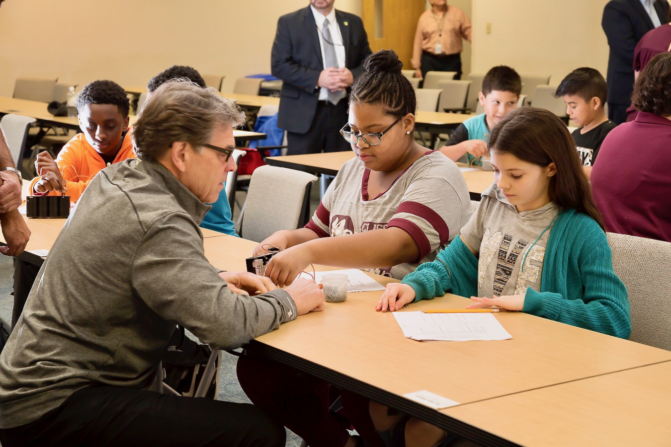 Secretary Perry meets students from BEAMS at Jefferson National Laboratory.