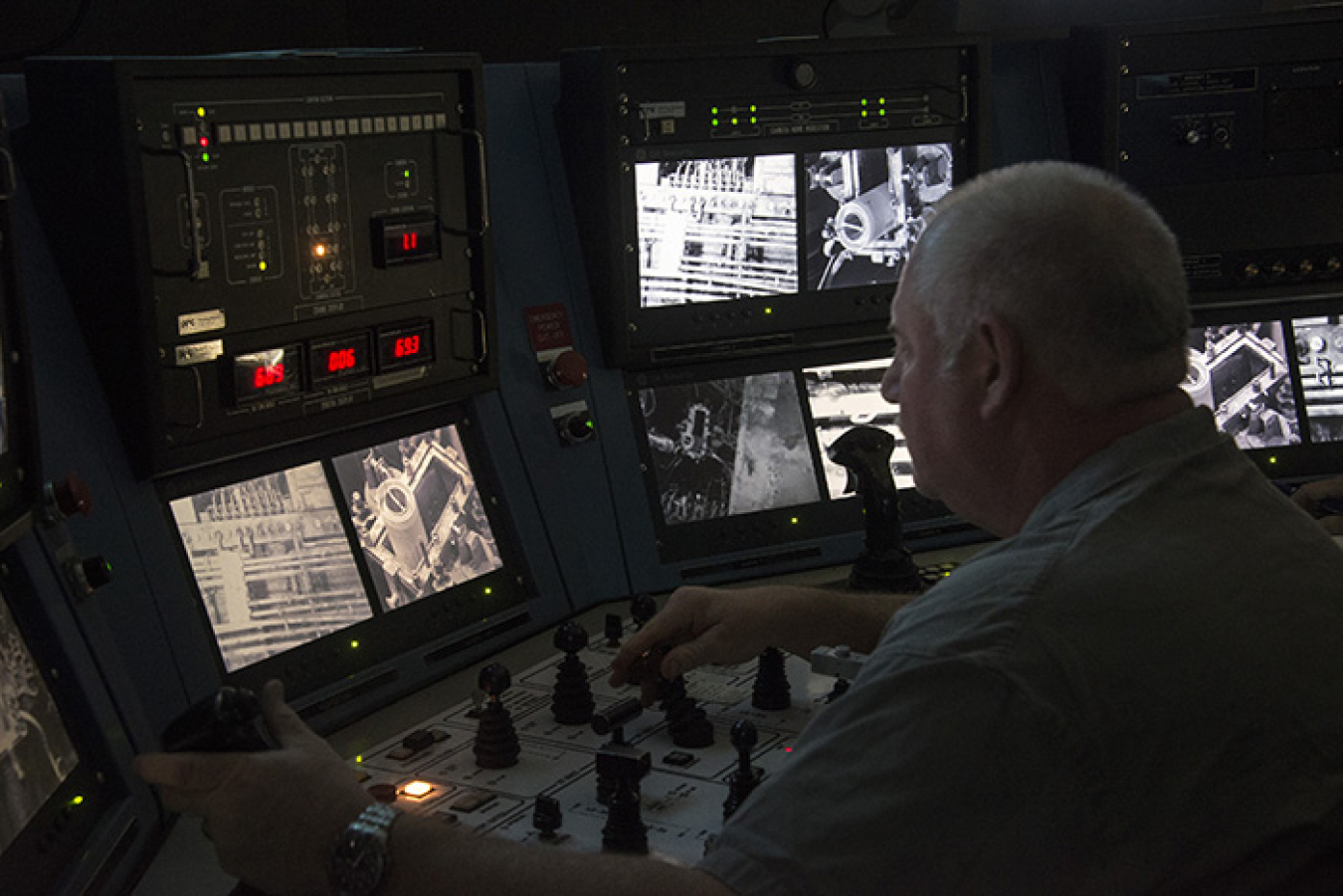 H Canyon Crane Operator Glenn Bowman lowers a High Flux Isotope Reactor core into the dissolver.