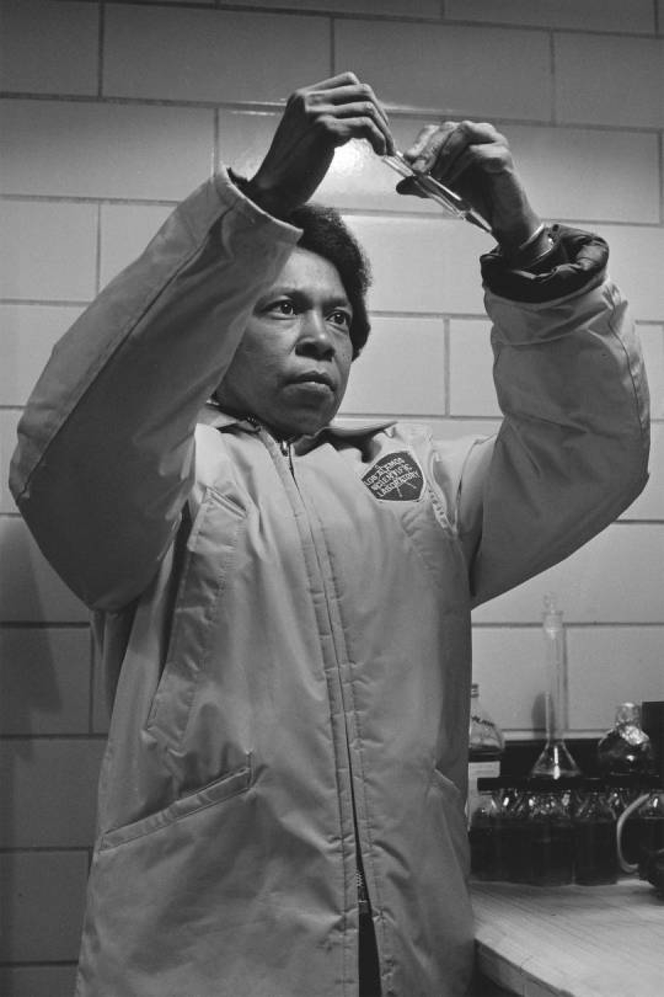 1974: Biochemist Julia Hardin of Los Alamos National Laboratory studies what radiation does to DNA & would later recruit interns to the lab from historically black colleges and universities. 