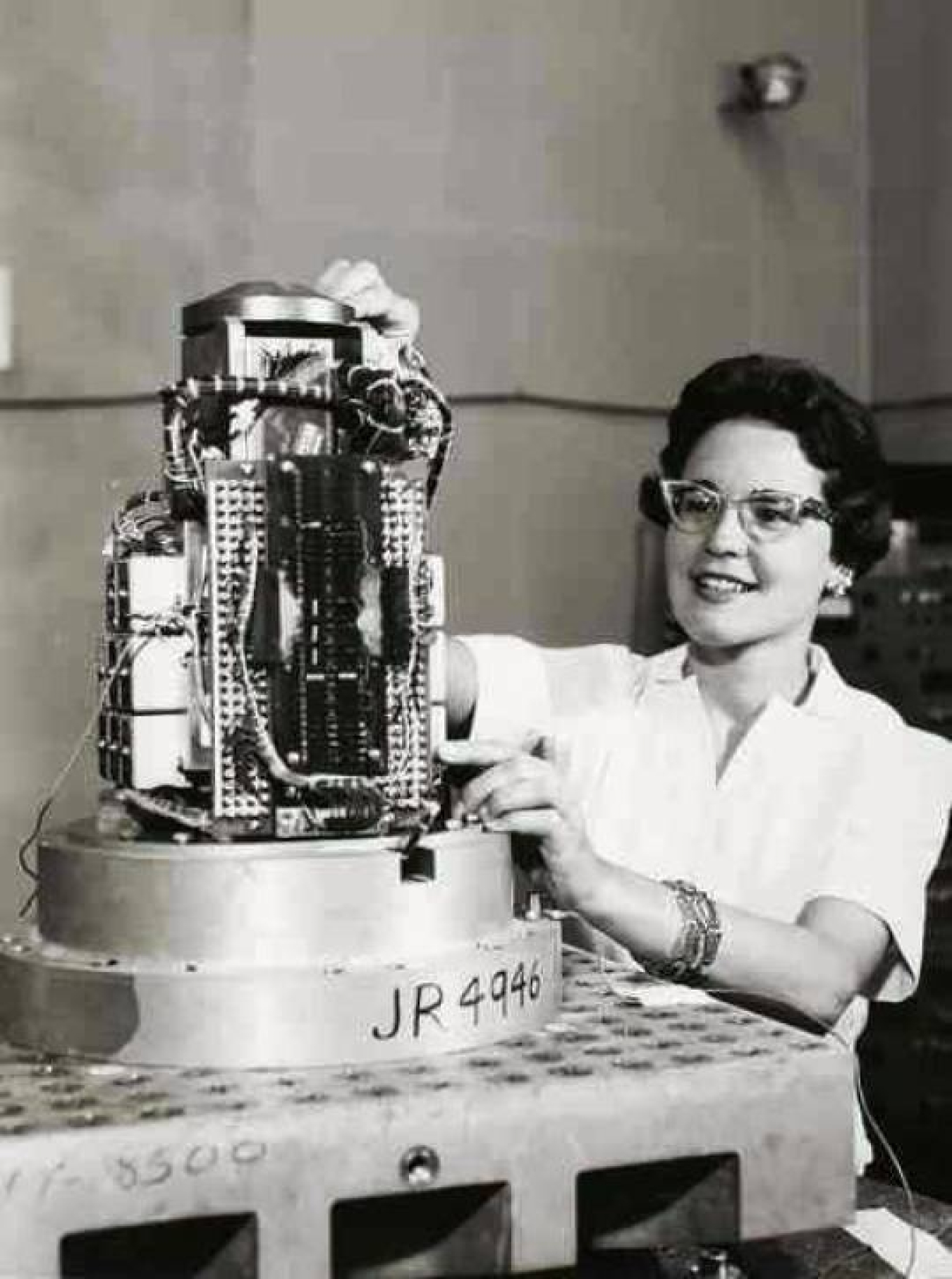 1959: Betty Carrell became the first female mechanical engineer among 350 peers at Sandia National Laboratories' California site.