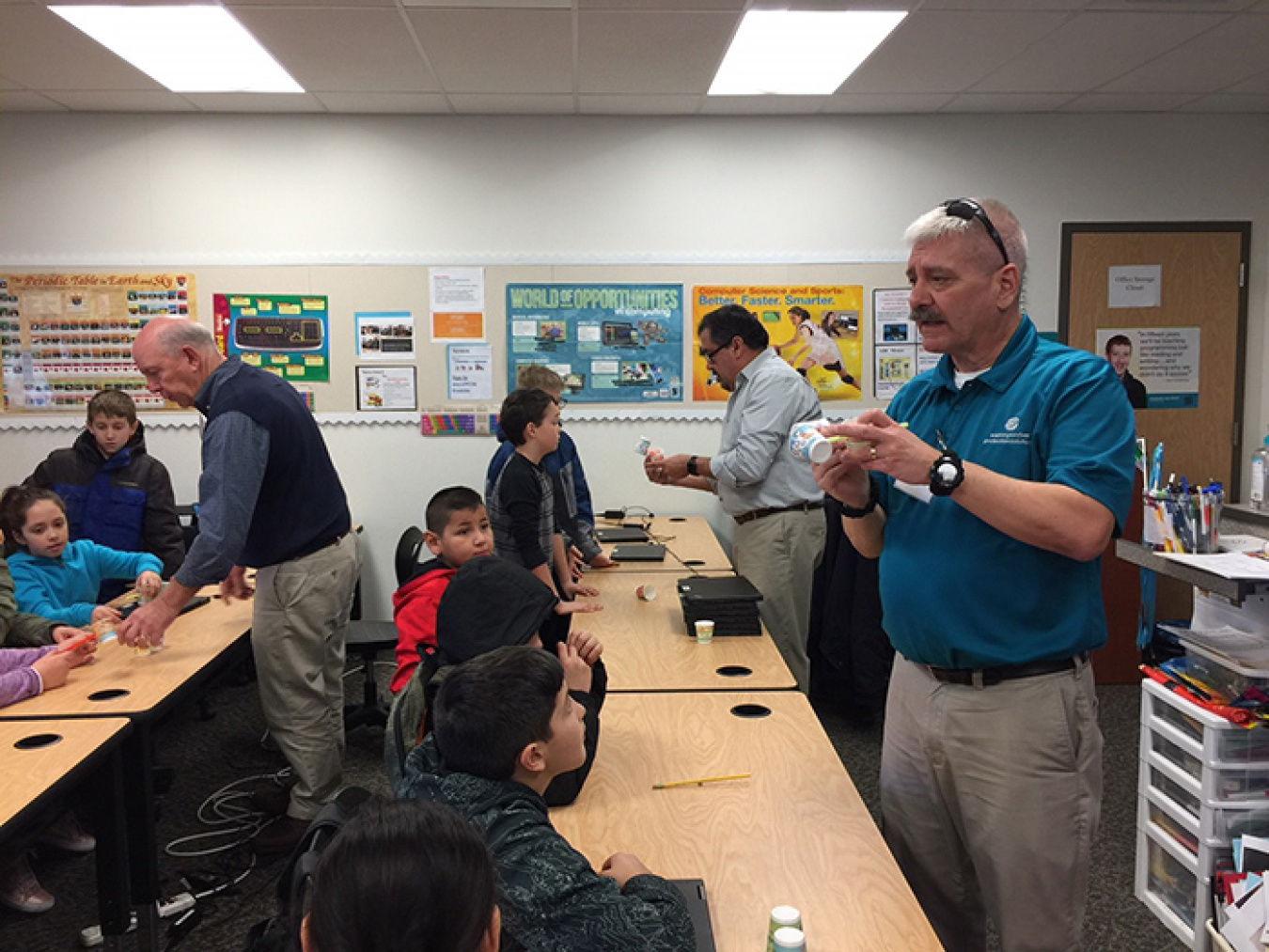 Washington River Protection Solutions volunteers visit Rosalind Franklin STEM Elementary to help students build wind meters using paper cups.