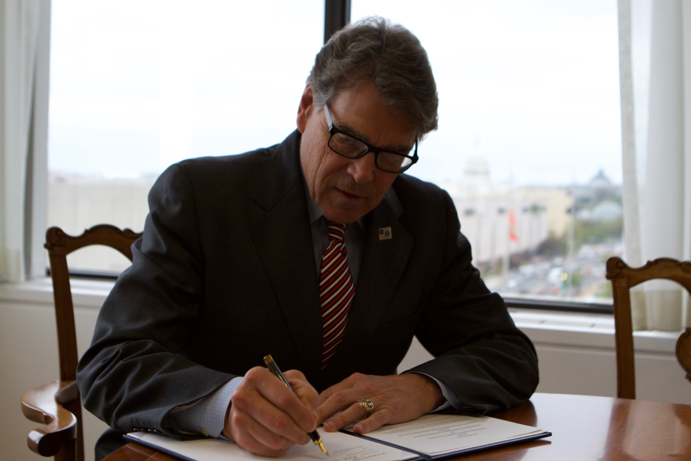 Secretary Perry signed statements of intent on advanced fast neutron sodium-cooled reactors and artificial Intelligence