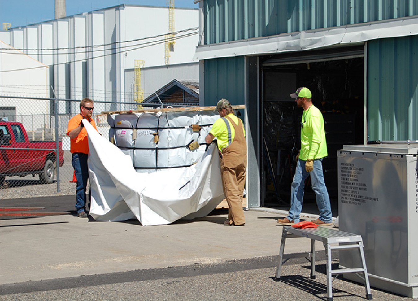 During the macro encapsulation process, waste boxes are wrapped in three layers of tightly cinched special plastic to create an impermeable seal between the waste and the disposal environment. 