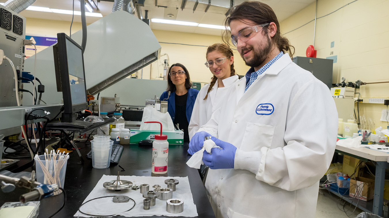 Argonne’s Maria De La Cinta Lorenzo Martin oversees Northwestern University interns Ally O’Donnell and Jacob Hechter.