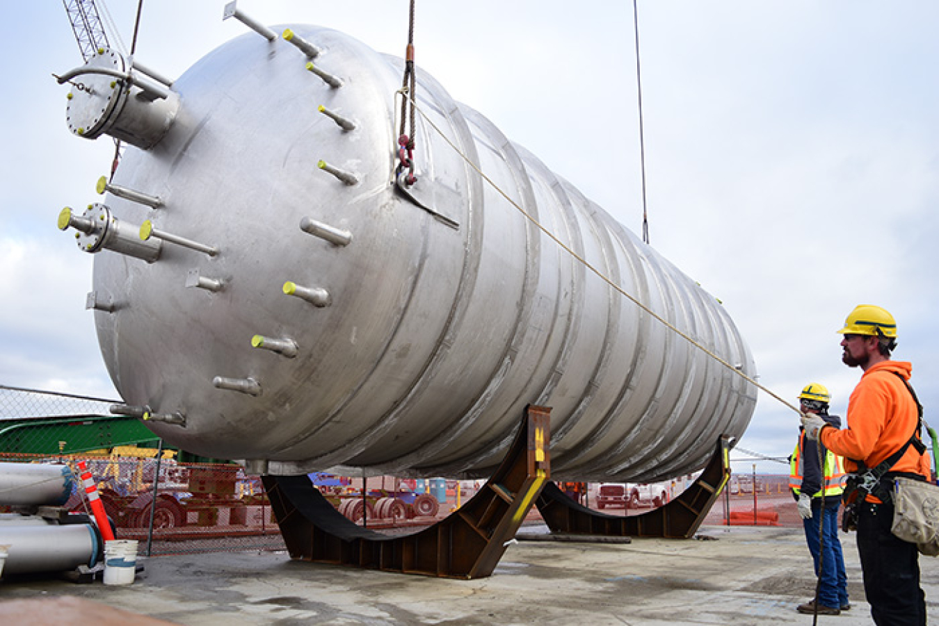Workers at Hanford’s Waste Treatment and Immobilization Plant (WTP) safely lower a 45-foot-tall, 24.5-ton vessel to support construction of an effluent management facility.