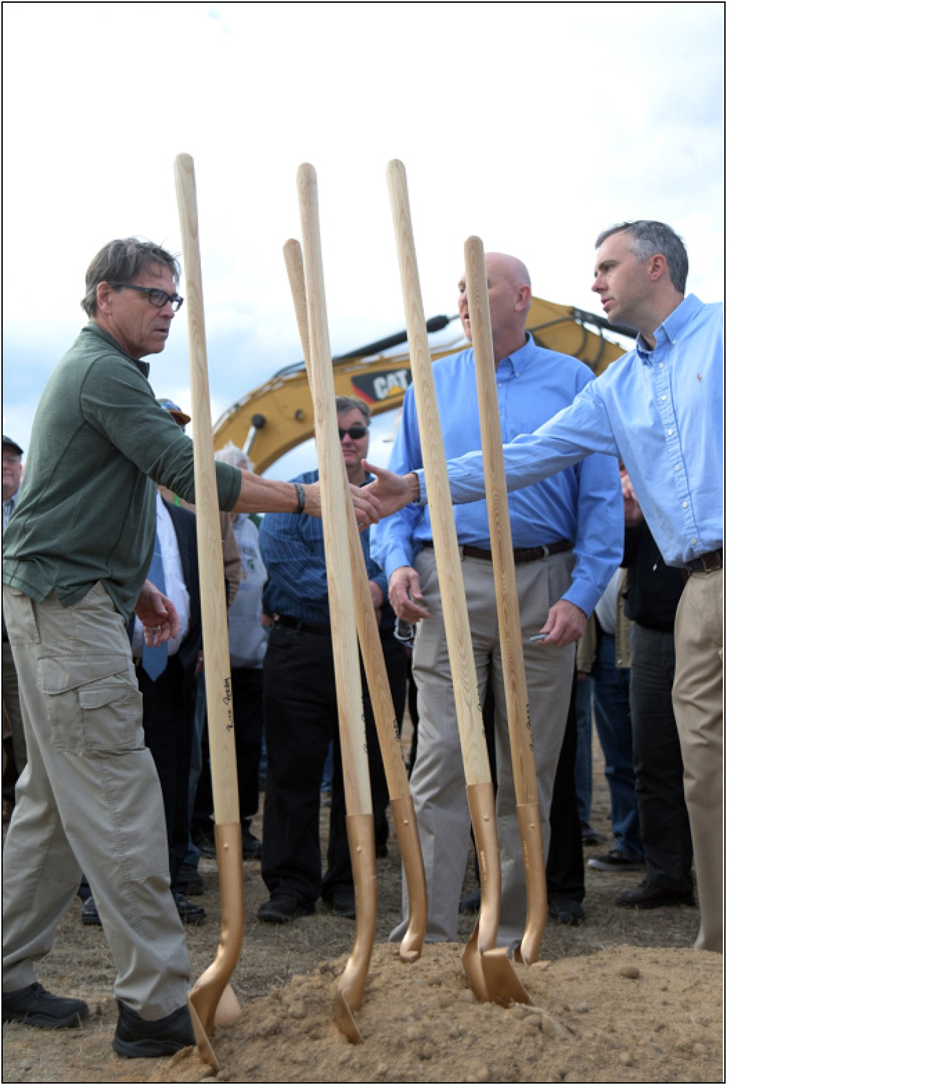 Secretary of Energy Rick Perry shakes hands with Craig Carlisle, SDU 7 Project Manager, at the SDU 7 groundbreaking.