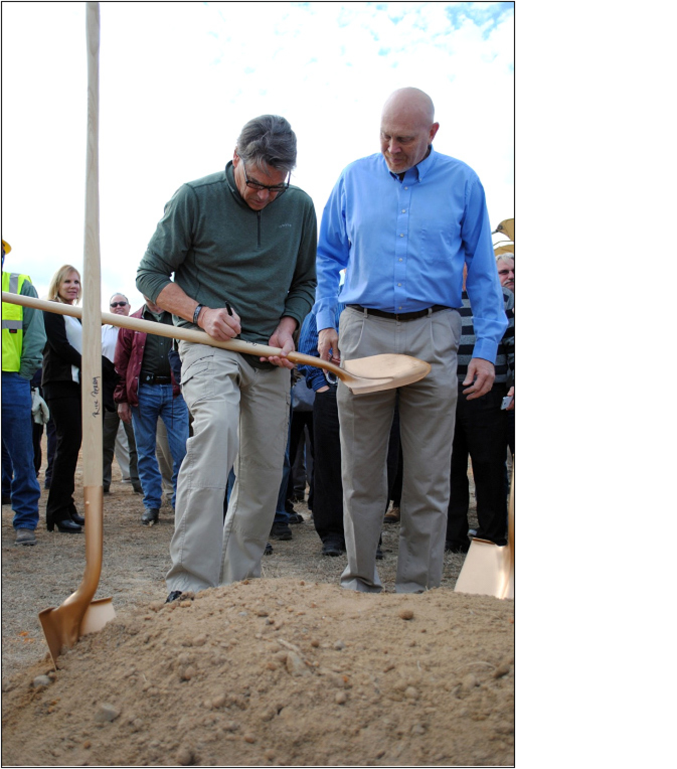 Secretary of Energy Rick Perry signs a groundbreaking shovel with Shayne Farrell, SDU 7 Federal Project Director.