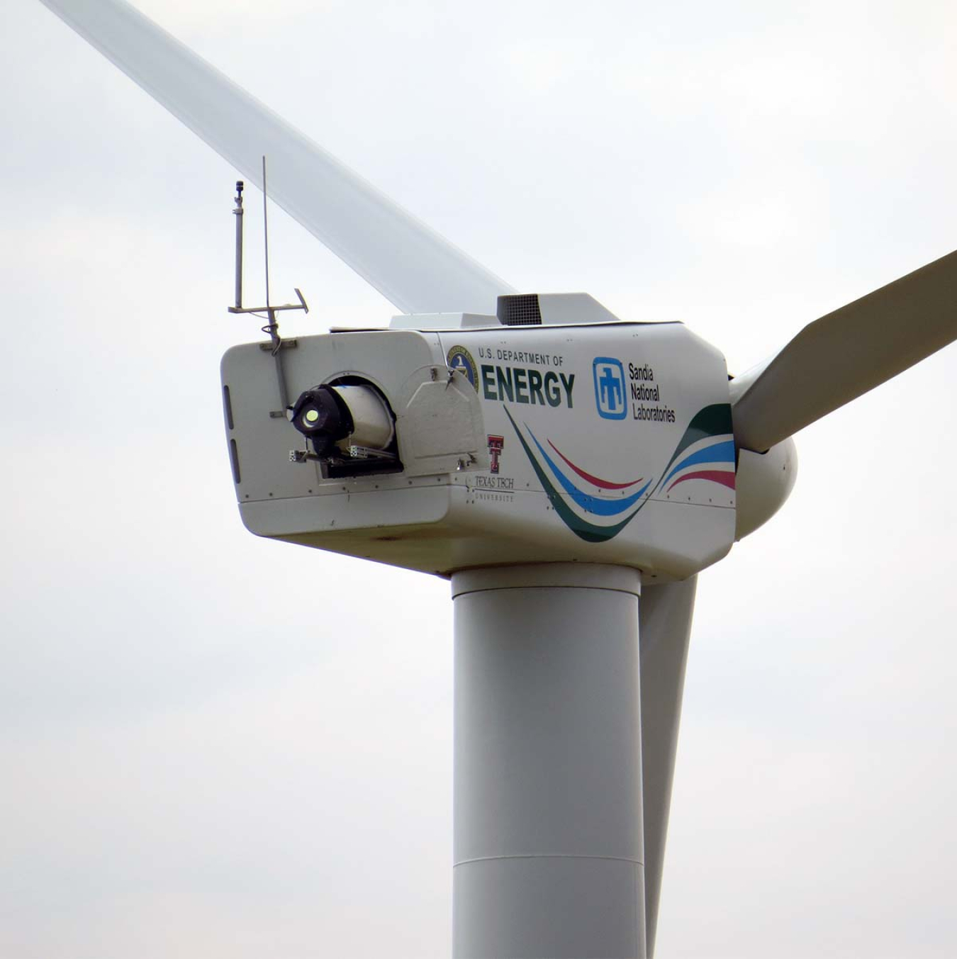 Wind turbine with lidar instrumentation installed on the back of the nacelle.