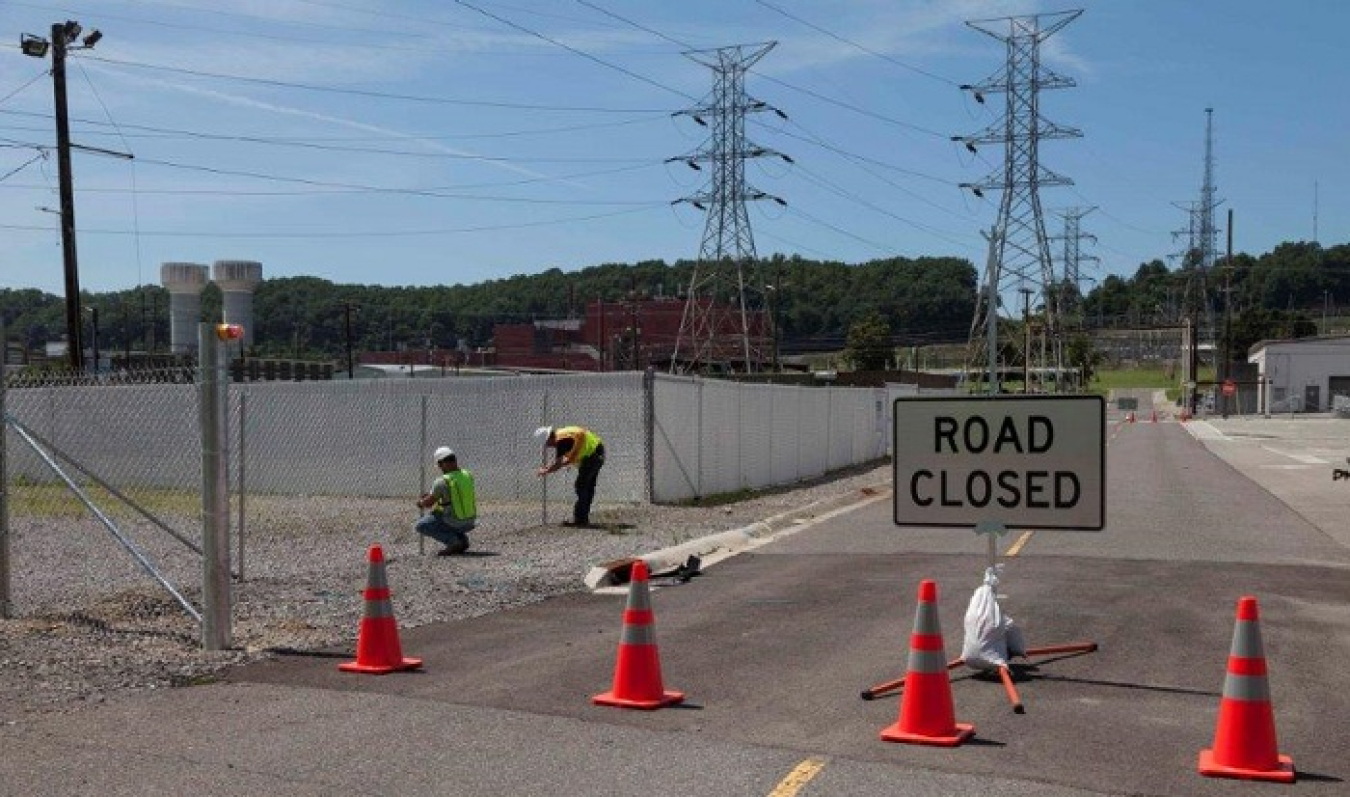 Employees installed fences and barriers to identify the boundaries of the Mercury Treatment Facility’s treatment plant and headworks facility, ensuring safety and security.