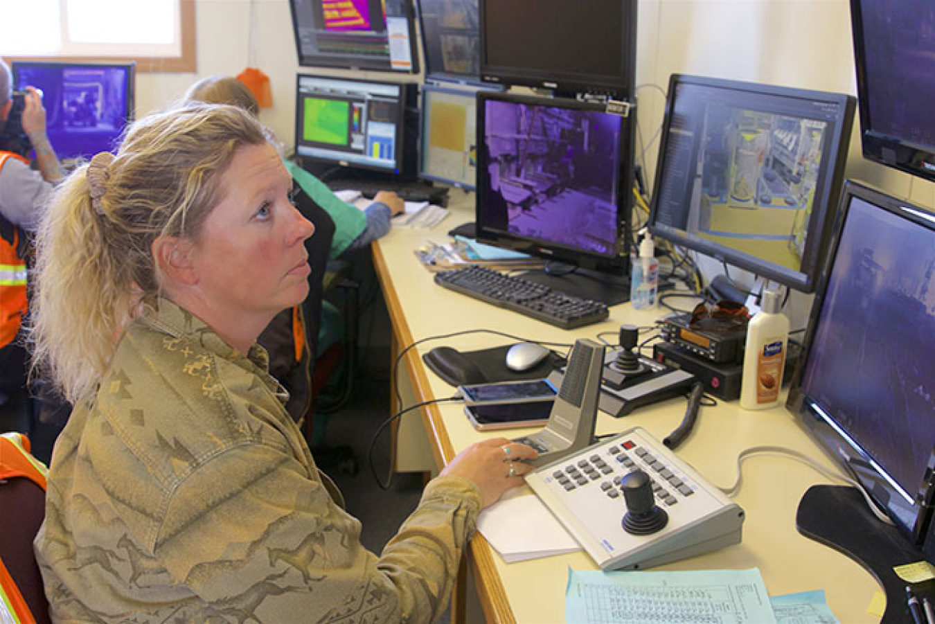 An employee monitors work in the Accelerated Retrieval Project V facility at DOE’s Idaho National Laboratory Site in real time from a nearby trailer.