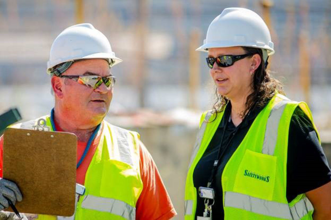 April Ladd discusses the status of work activities at the EM Paducah Site C-400 Deactivation Project with Tom Peeler, a deactivation maintenance mechanic with Four Rivers Nuclear Partnership, the Paducah Site’s deactivation and remediation contractor. 