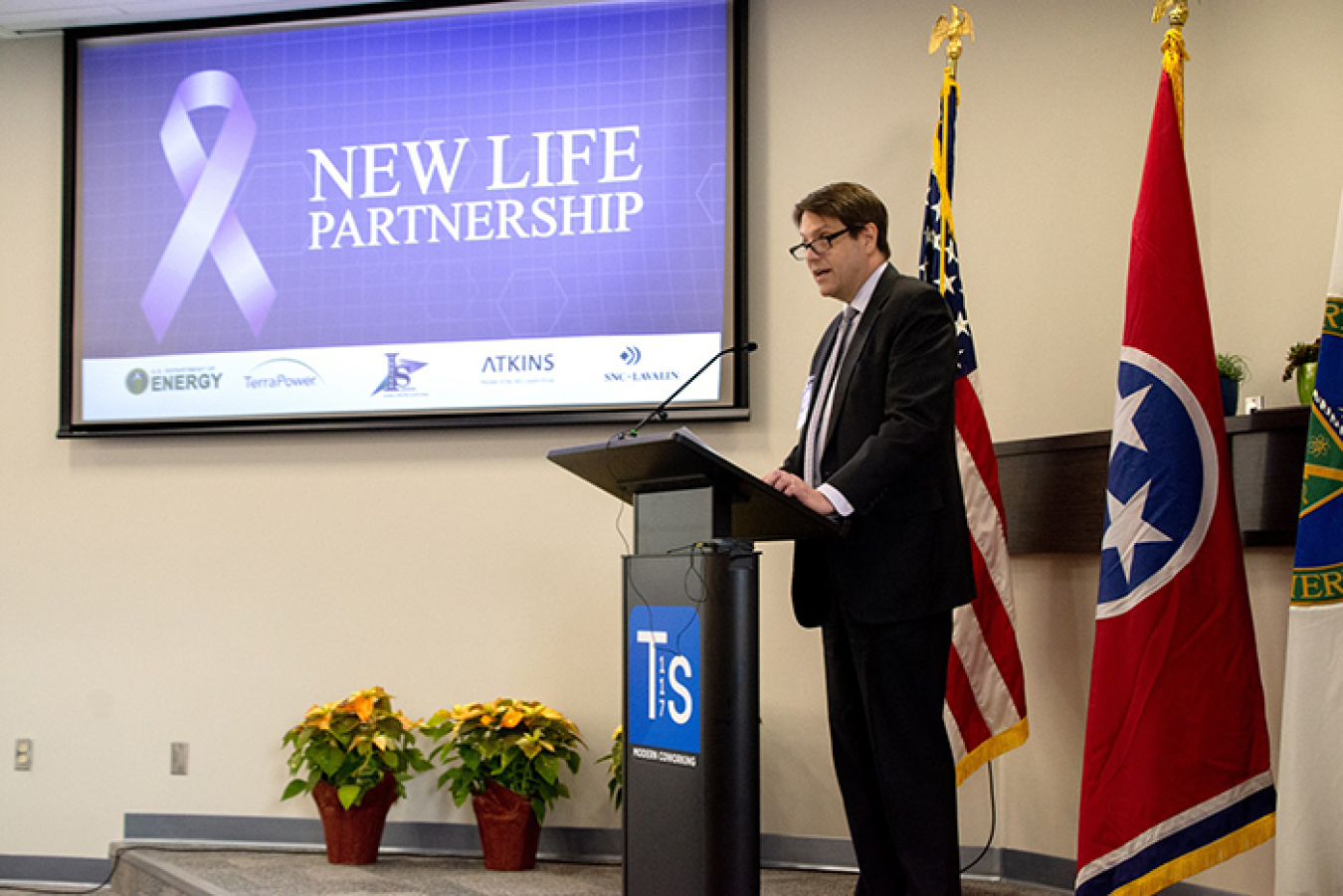 DOE Deputy Under Secretary for Science T.L. Cubbage addresses the more than 150 attendees at the Nov. 22 event unveiling the public-private partnership.