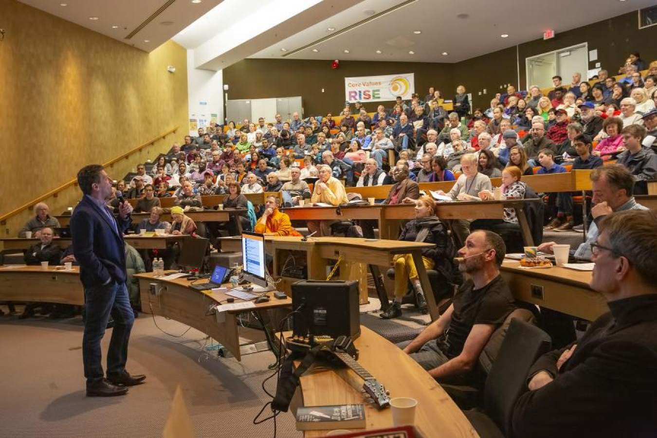 Andrew Zwicker, head of the Office of Communications and Public Outreach, the host of the lectures, with the packed audience. (Photo by Elle Starkman/PPPL Office of Communications)