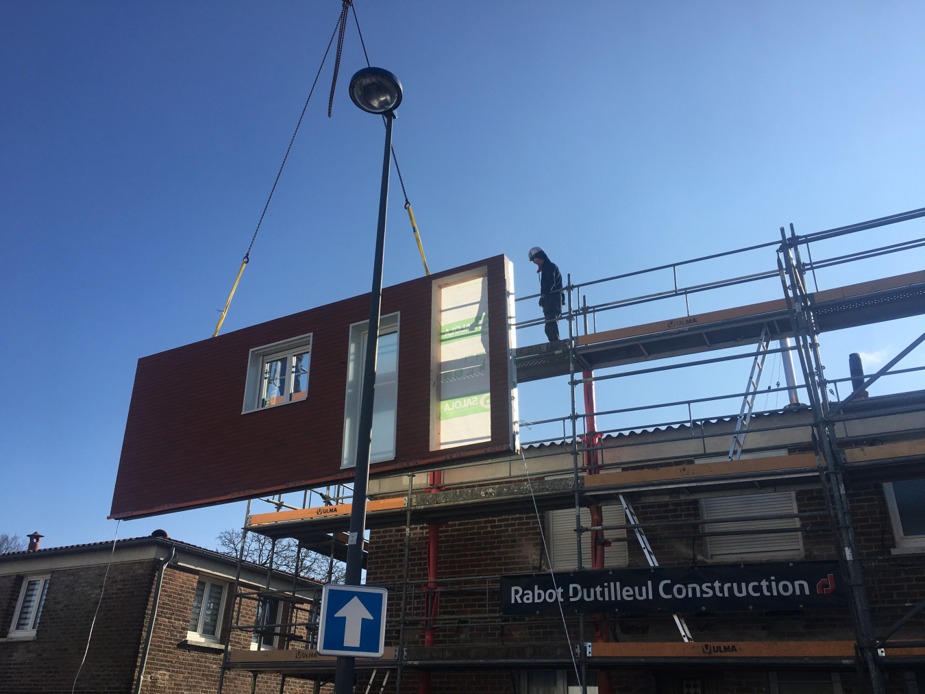 Construction of a pre-fabricated Energiesprong retrofit in Longueau, France.