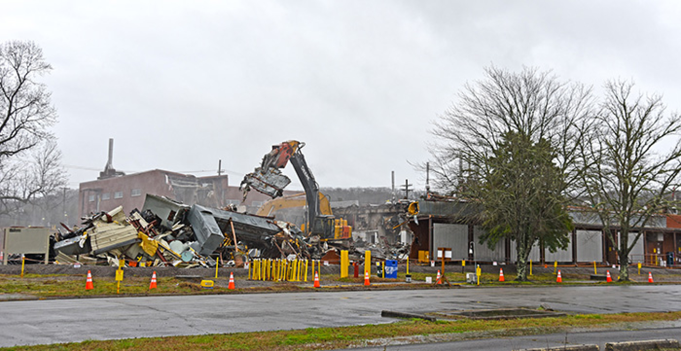 Oak Ridge crews knock down the K-1006 Building at the East Tennessee Technology Park.