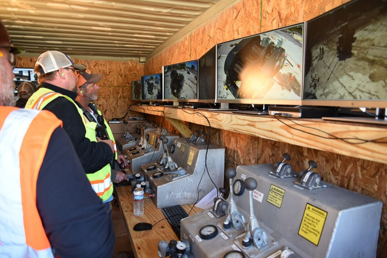 Workers training on operating giant winches used to pull down K-1220. 