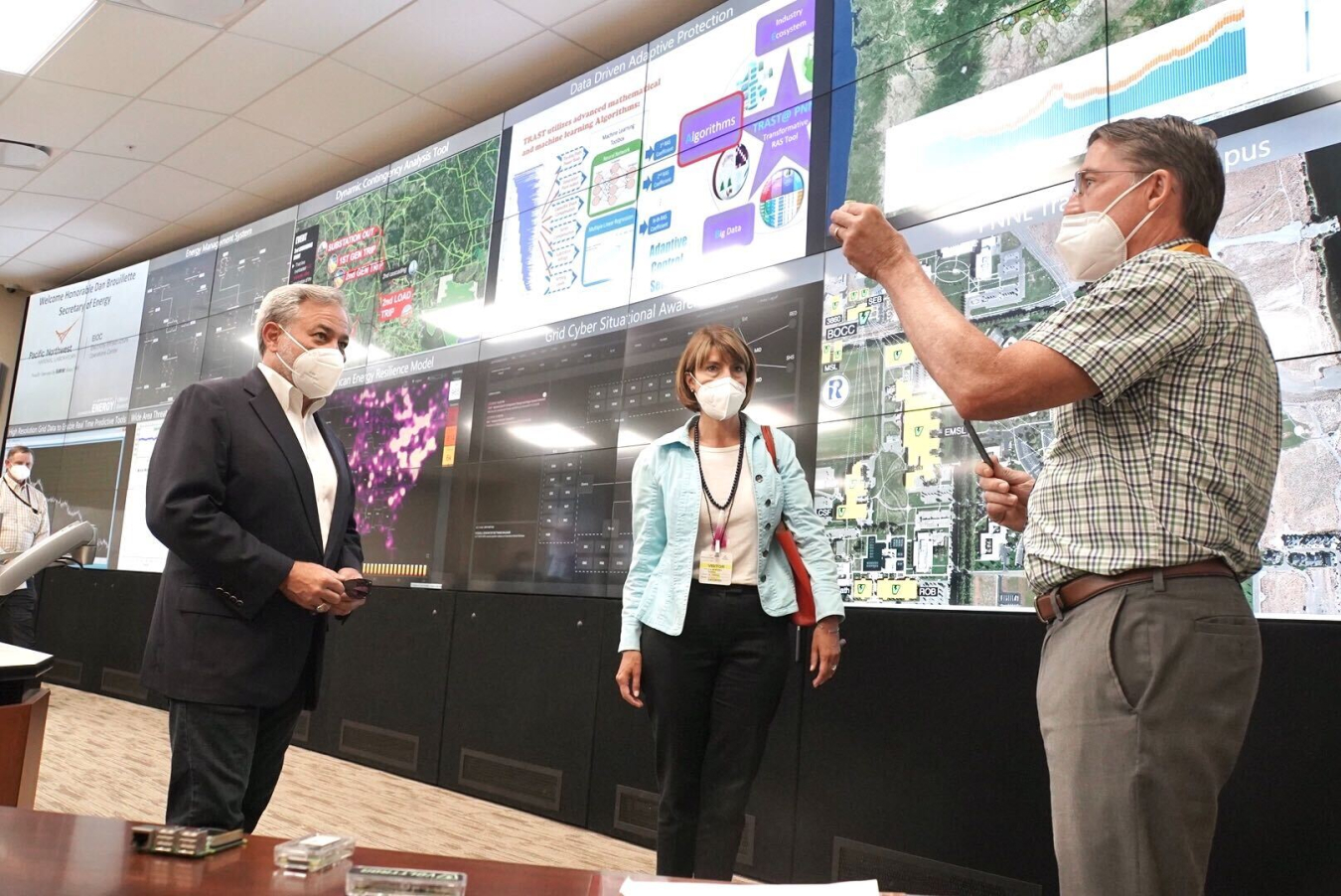 Secretary Brouillette tours PNNL.