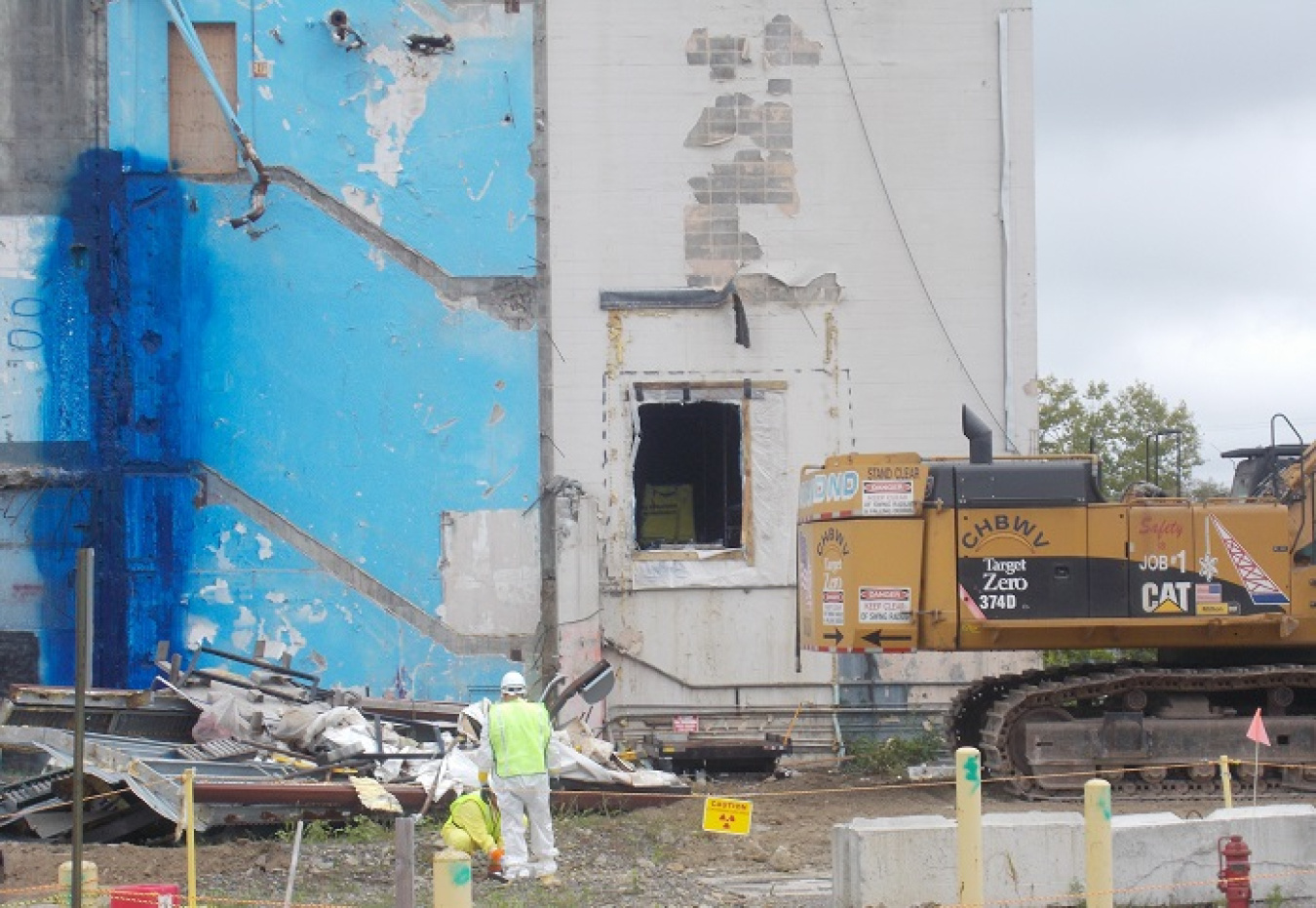 West Valley Removes Acid Recovery Cell Airlock