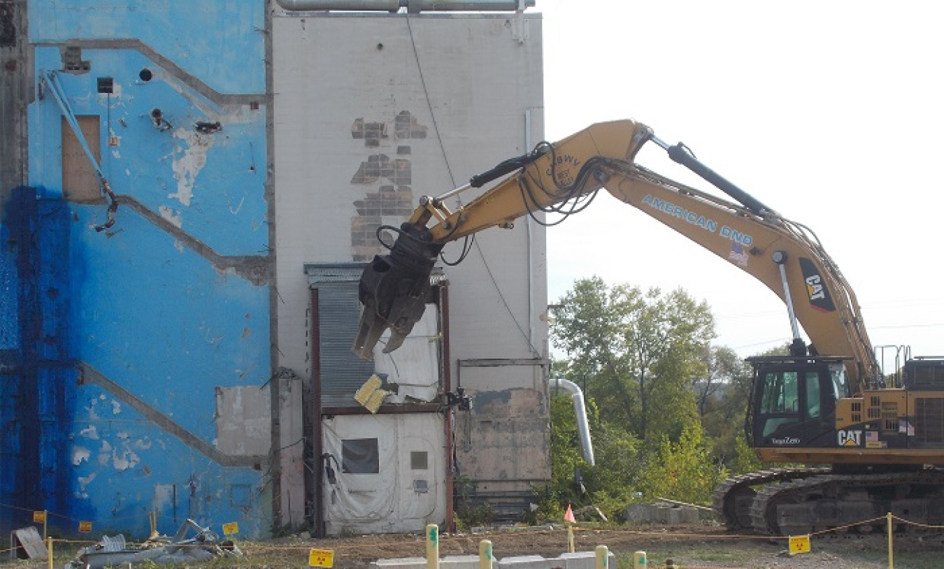 West Valley Removes Acid Recovery Cell Airlock