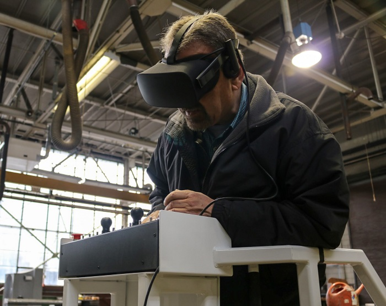 An aerial lift virtual reality training program has allowed operators to practice motor skills and improve their performance in a risk-free environment.