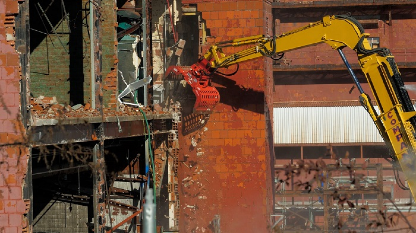EM workers begin tearing down Building 9210 at Oak Ridge on Nov. 16.