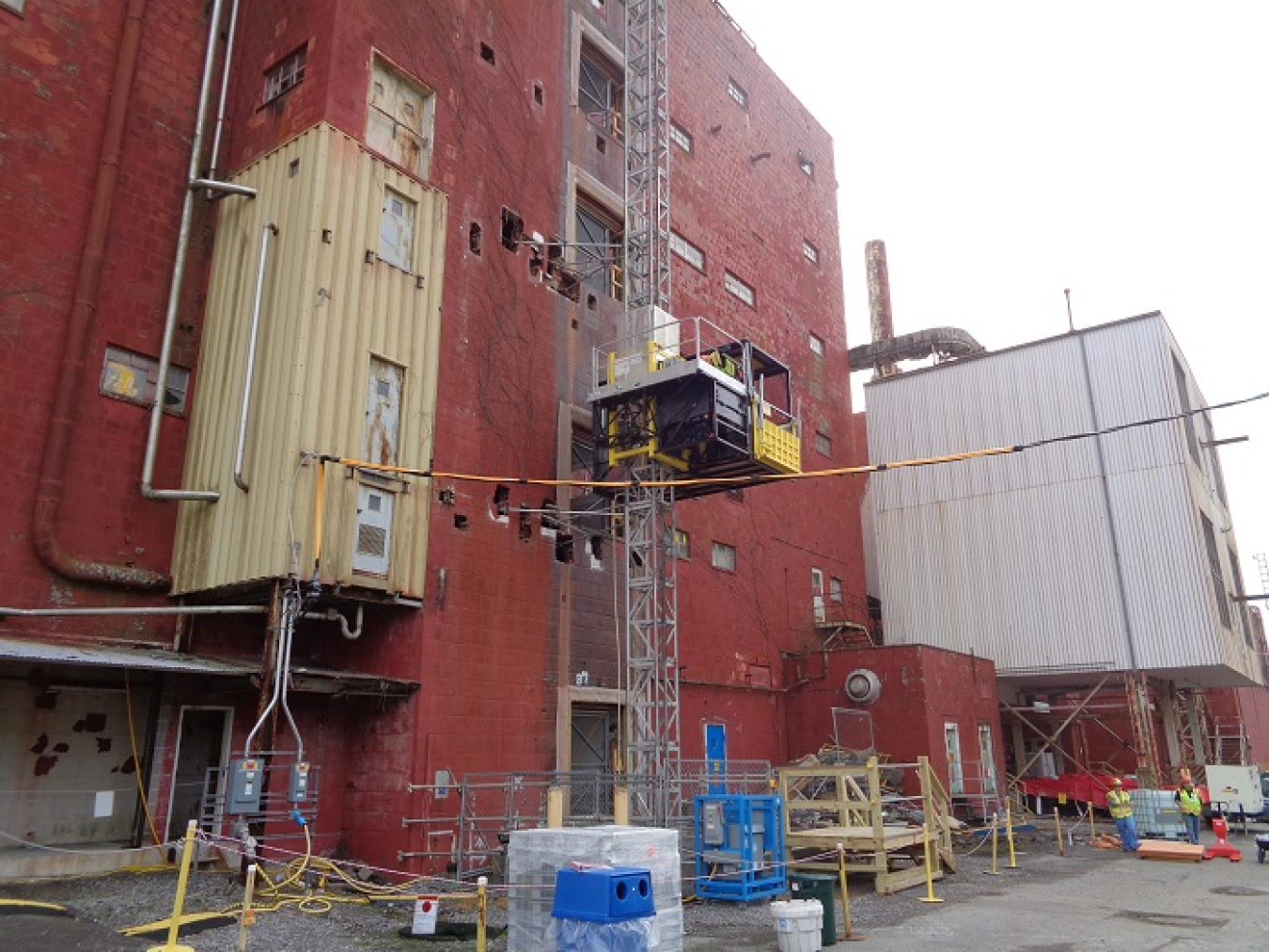 A view of one of the transport platforms installed outside the six-story Building 9207 at the Y-12 National Security Complex’s Biology Complex. 