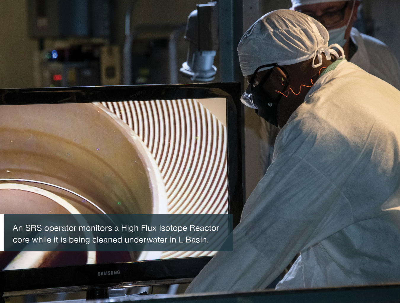 An SRS operator monitors a High Flux Isotope Reactor core while it is being cleaned underwater in L Basin.