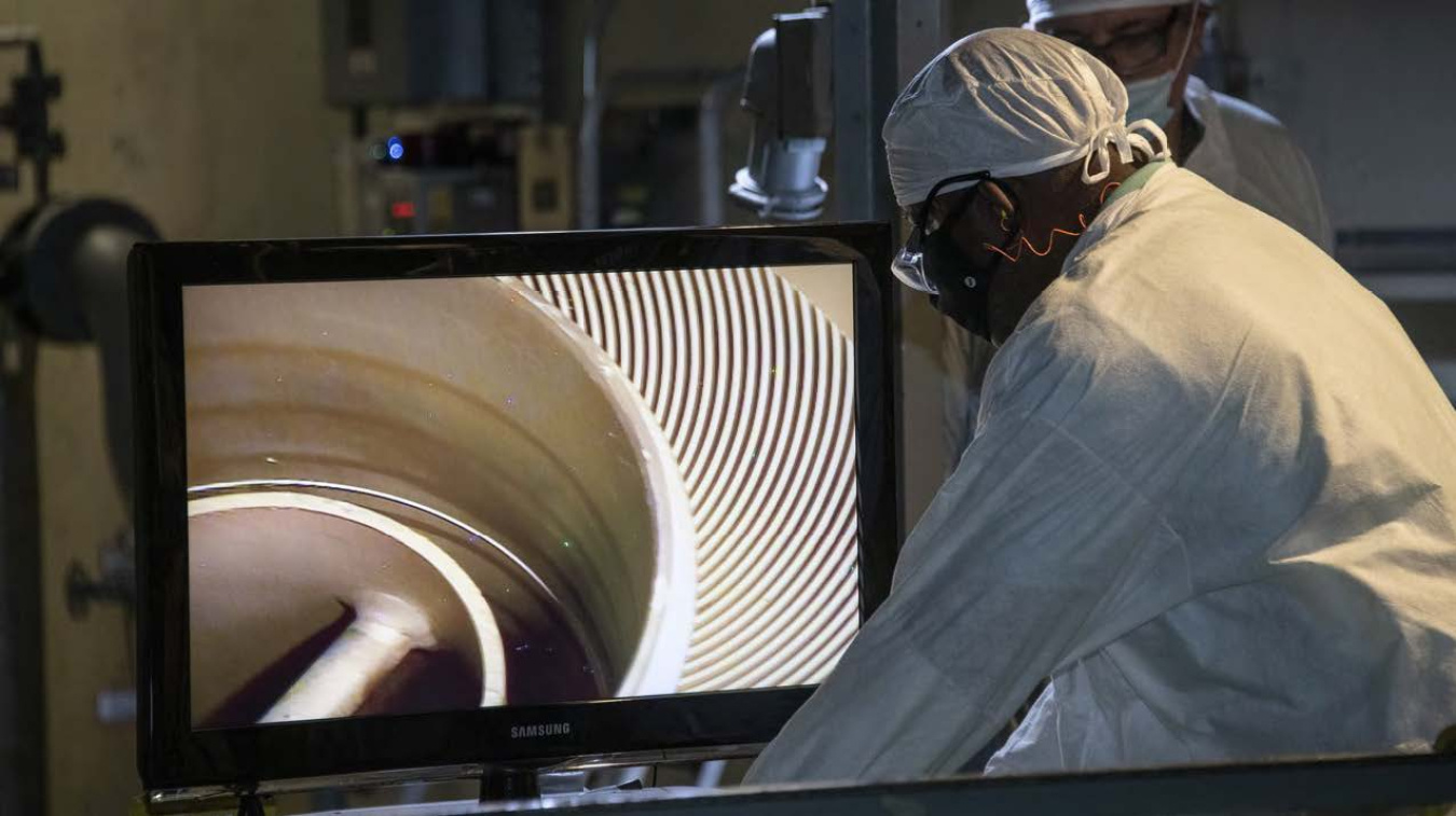 SRS Operator Monitors High Flux Isotope Reactor
