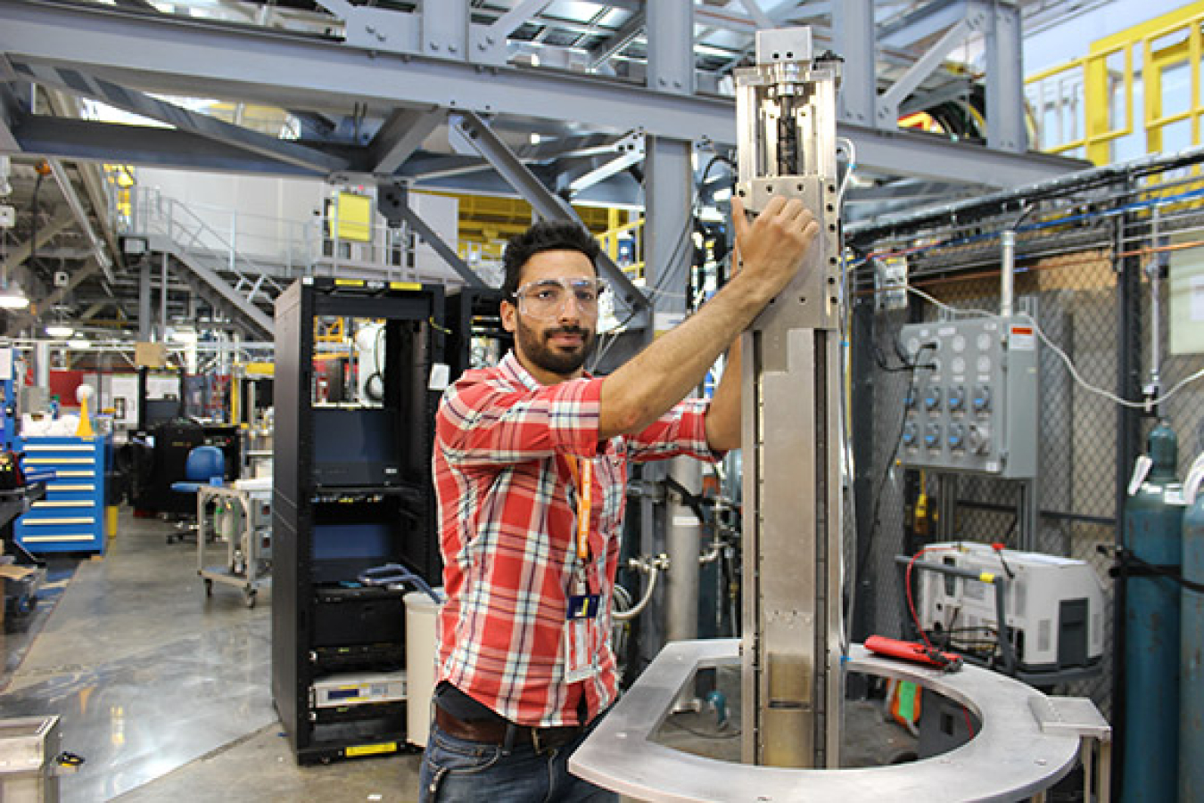 Community College Internships participant Nabeel Jaser used his interest in engineering to advance research at Oak Ridge National Laboratory’s Spallation Neutron Source facility. 