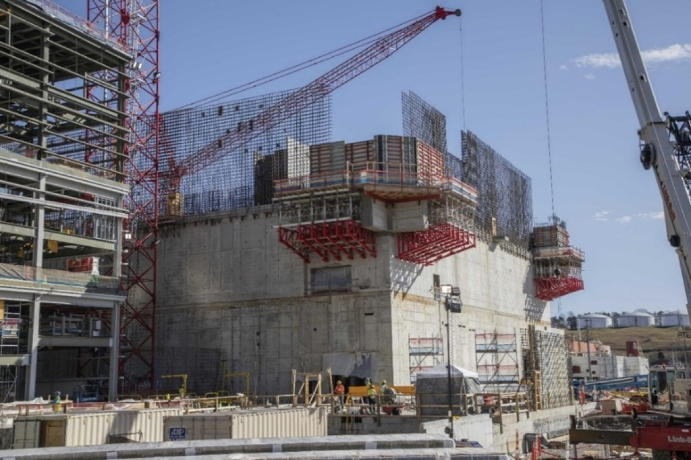 Rebar wall curtain placements for the 3rd level walls are placed and concrete pours are underway. The walls will be complete in June 2021 and the building will achieve the “in the dry” milestone in September 2021.
