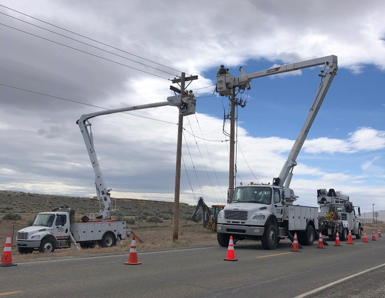 Hanford Mission Integration Solutions subcontractor Titan Electric prepares to swap power from old electrical lines to new ones as part of a large upgrade to the electrical infrastructure on the Hanford Site, adding decades of life to the system.