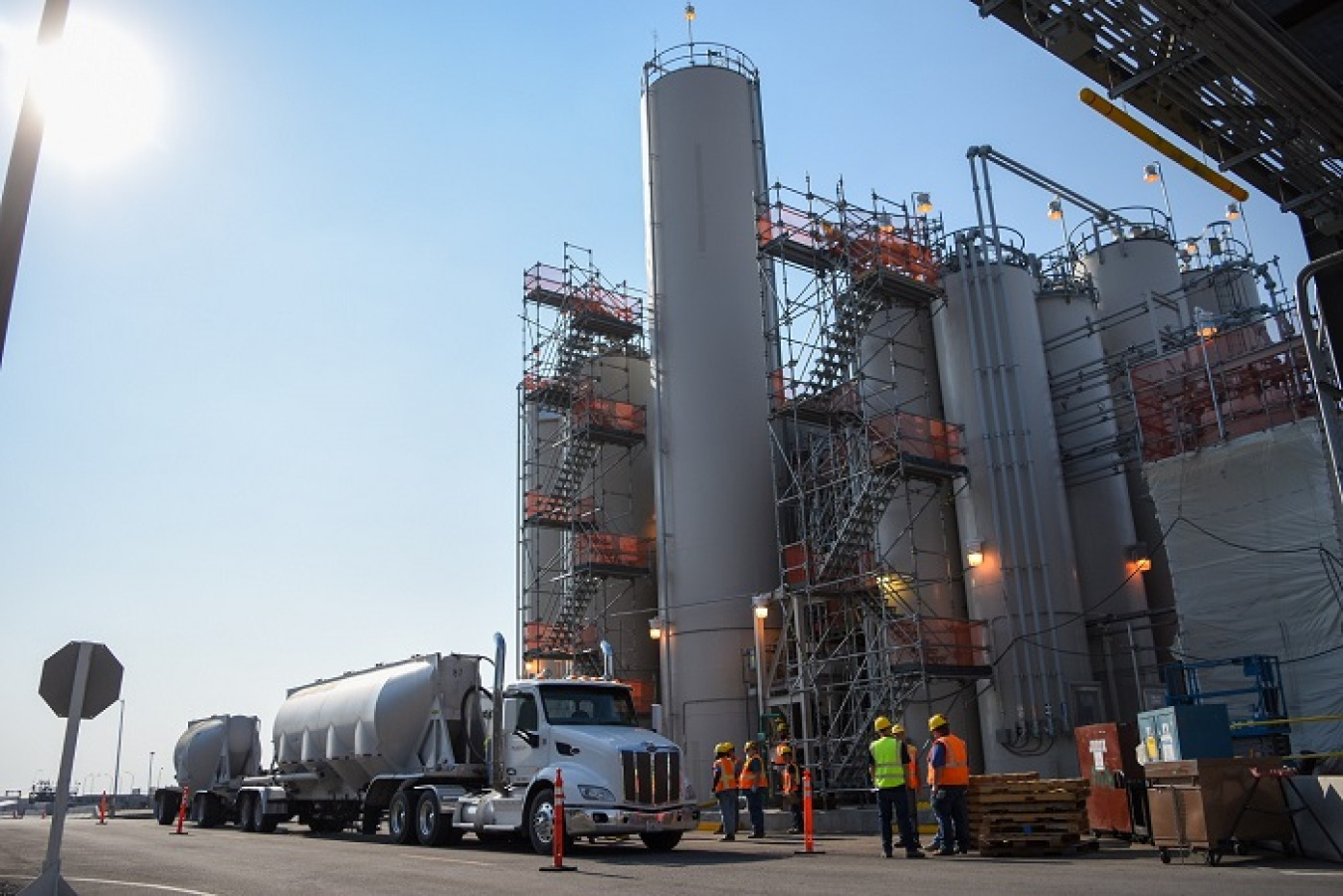 A truck from Two Rivers Terminal conducts a test run of offloading glass-forming materials with staff from EM contractors Bechtel National, Inc. and Waste Treatment Completion Company at Hanford’s Waste Treatment and Immobilization Plant.